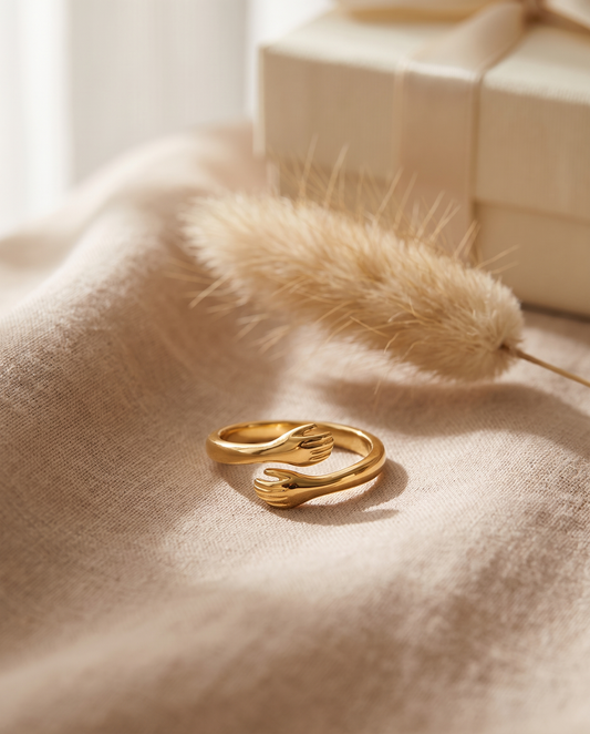 Bague Câlin ajustable dorée sur lin beige avec fleurs séchées