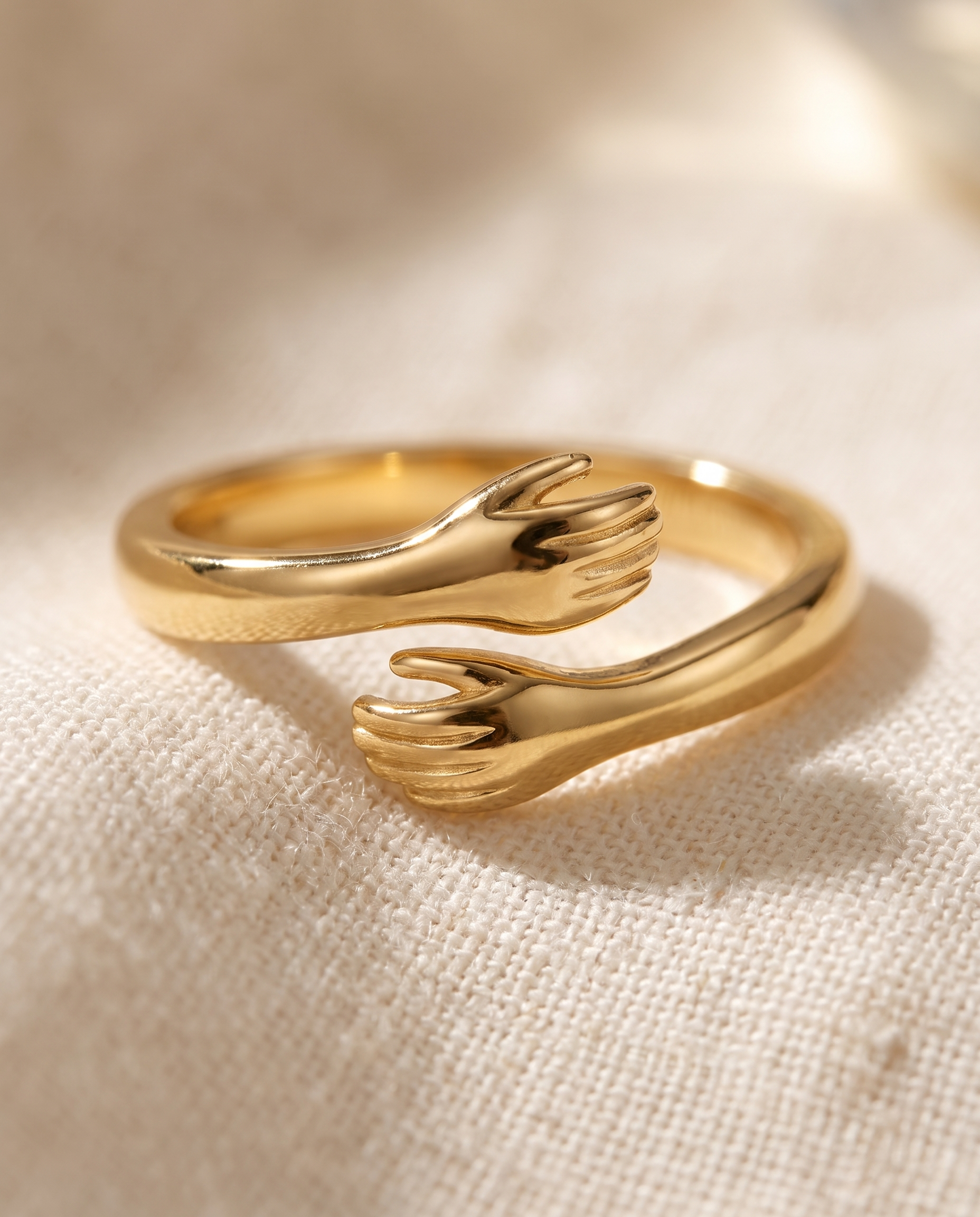 Bague Câlin ajustable — gros plan sur les deux mains enlacées, finition dorée