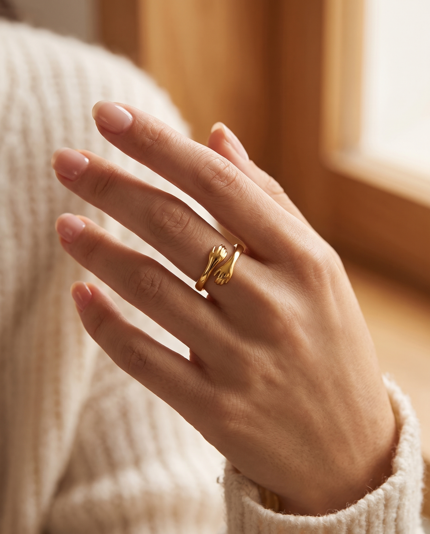 Bague Câlin ajustable portée au doigt, ambiance douce et chaleureuse