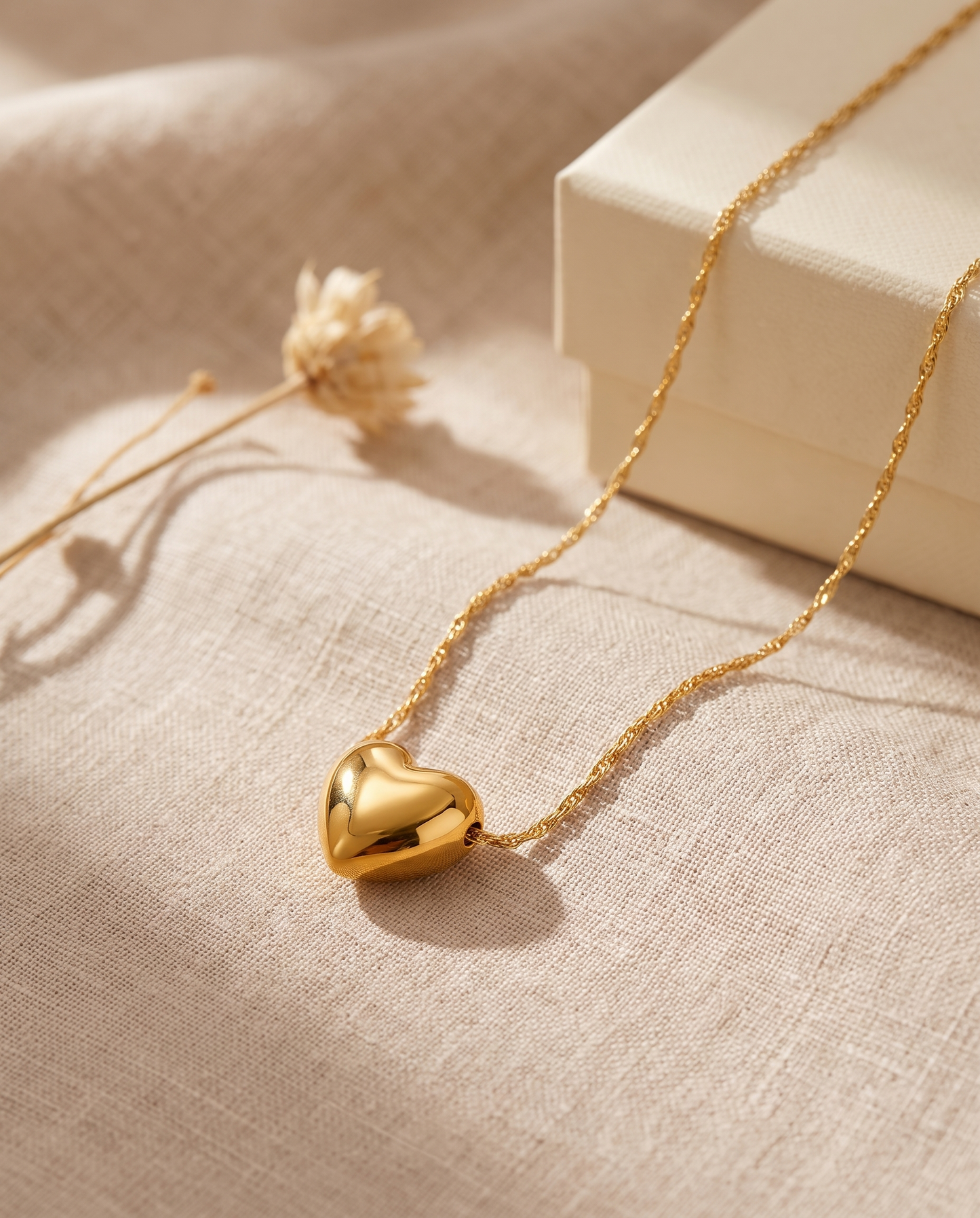 Collier Cœur Puffy en plaqué or sur lin, présentation cadeau