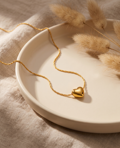 Collier Cœur Puffy présenté sur coupelle avec pampa
