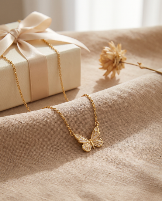 Collier Papillon Lumineux en plaqué or sur lin, présentation cadeau