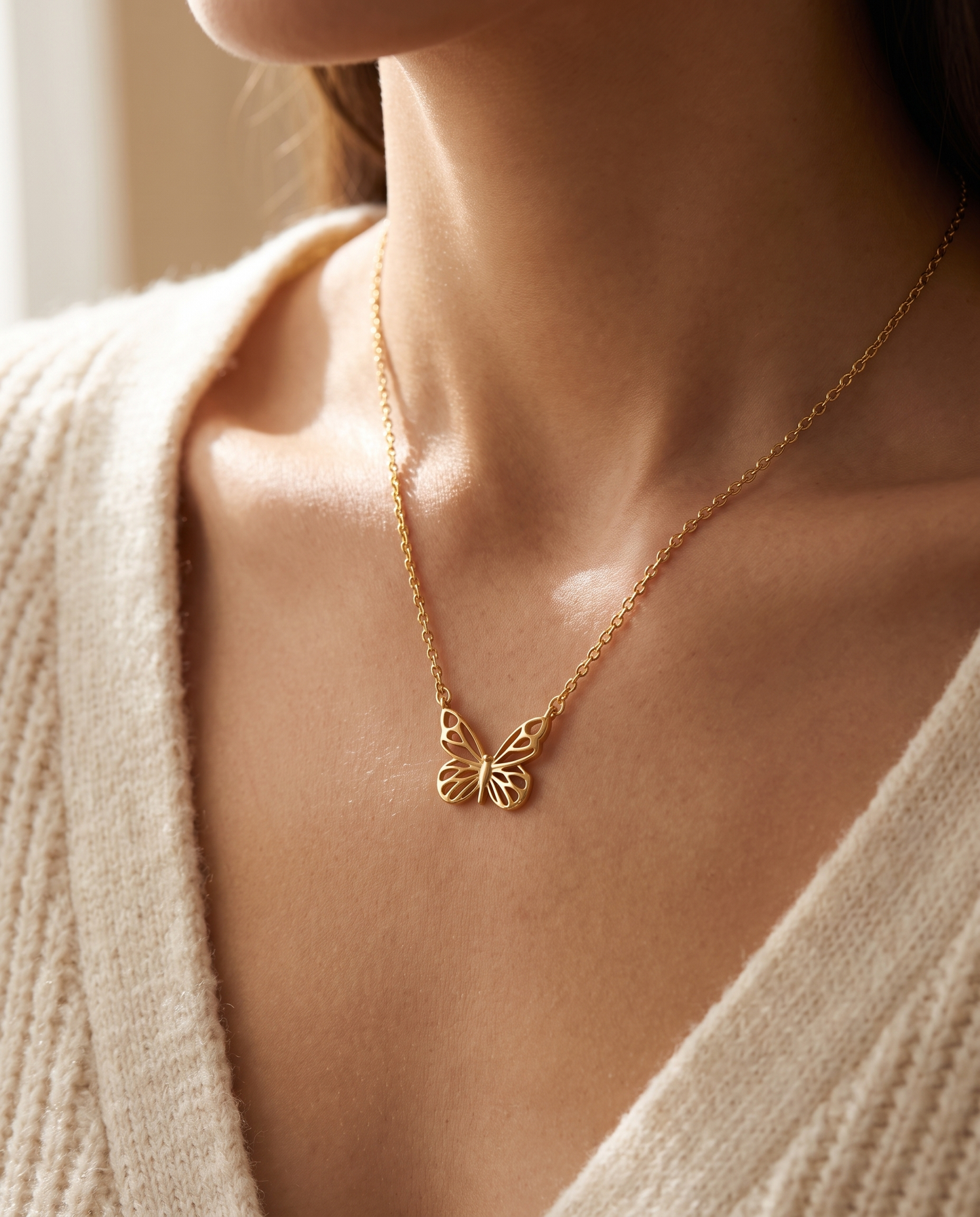 Collier Papillon Lumineux porté au décolleté