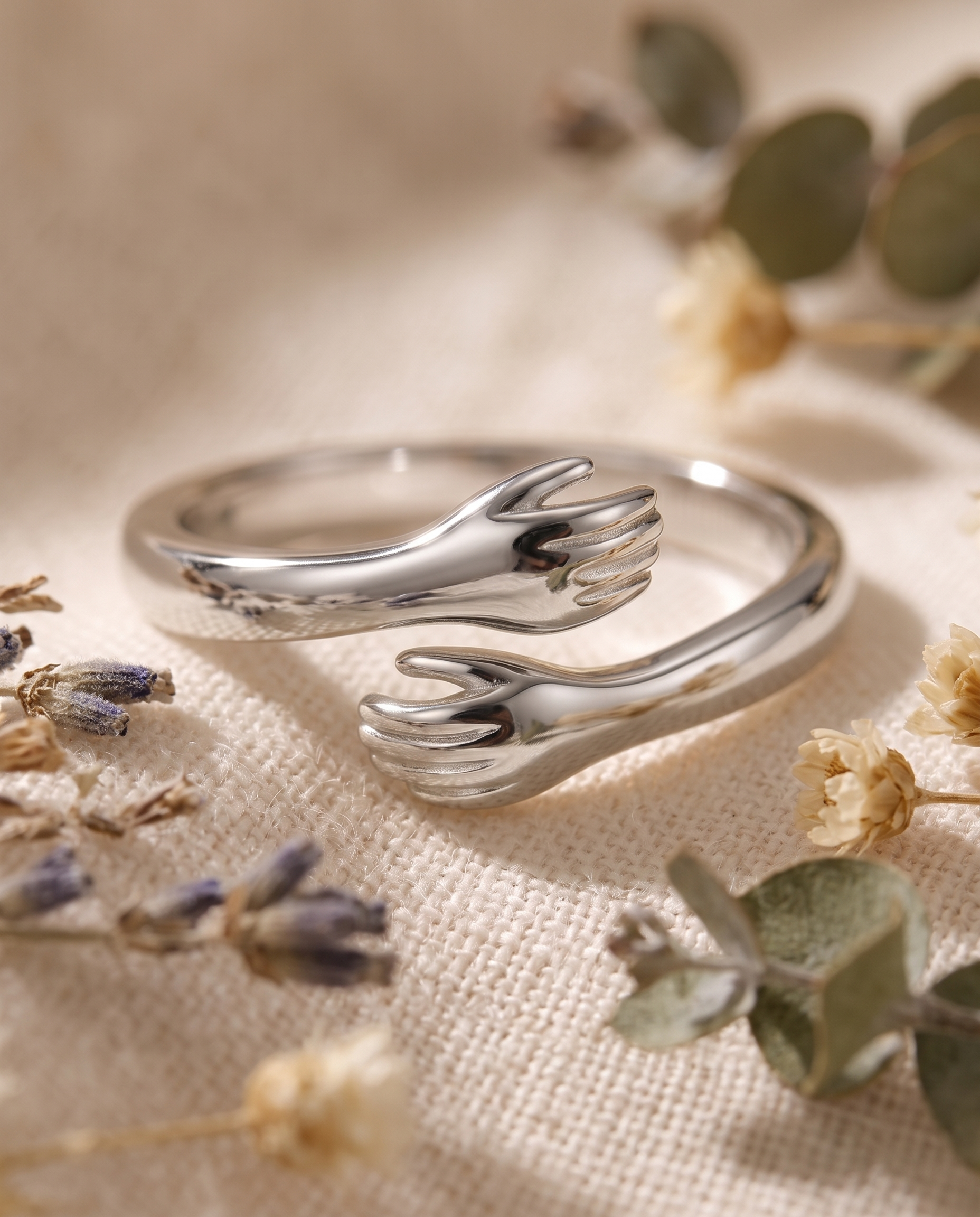 Bague Câlin en argent sur lin beige avec fleurs séchées