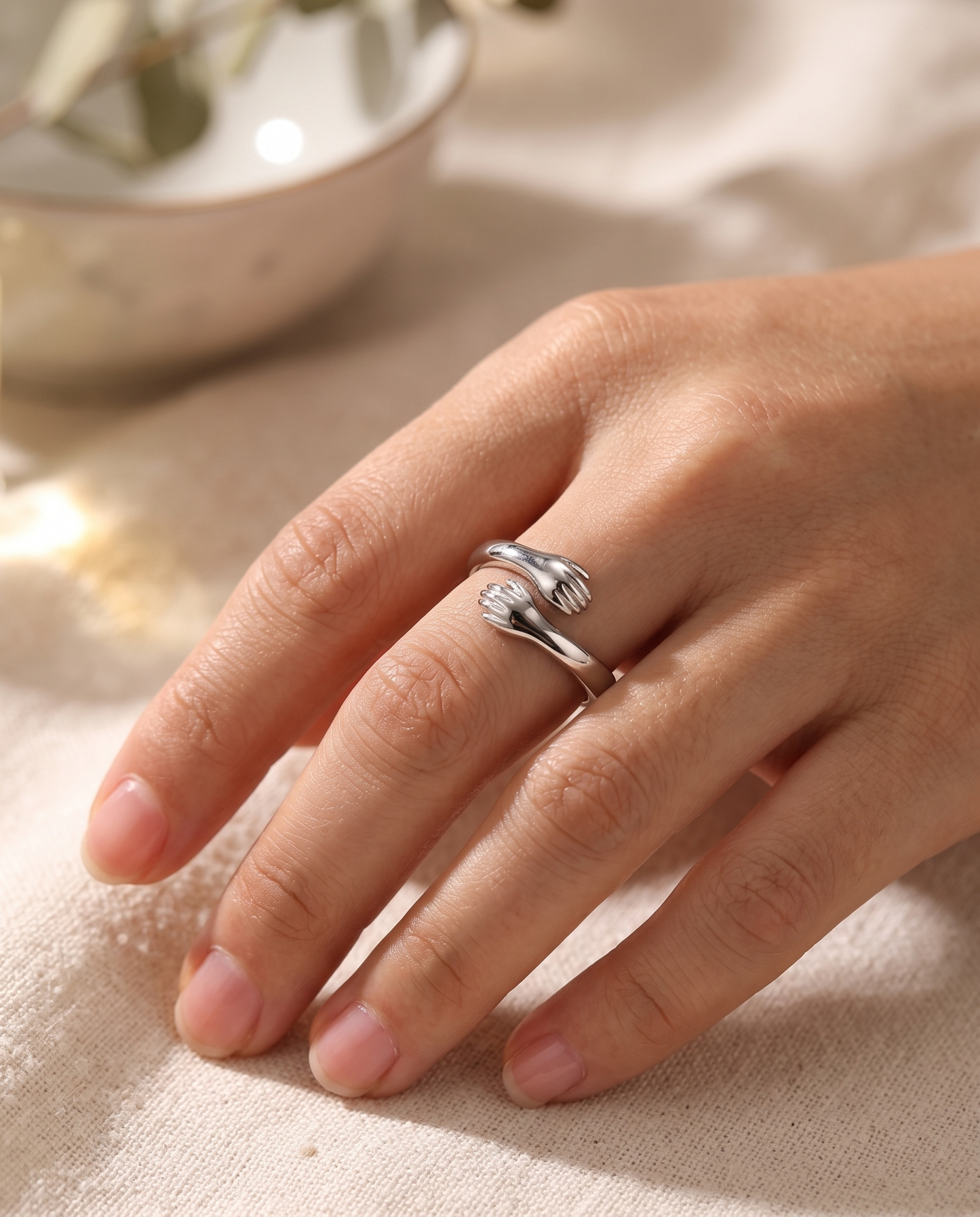 Bague Câlin en argent portée au doigt