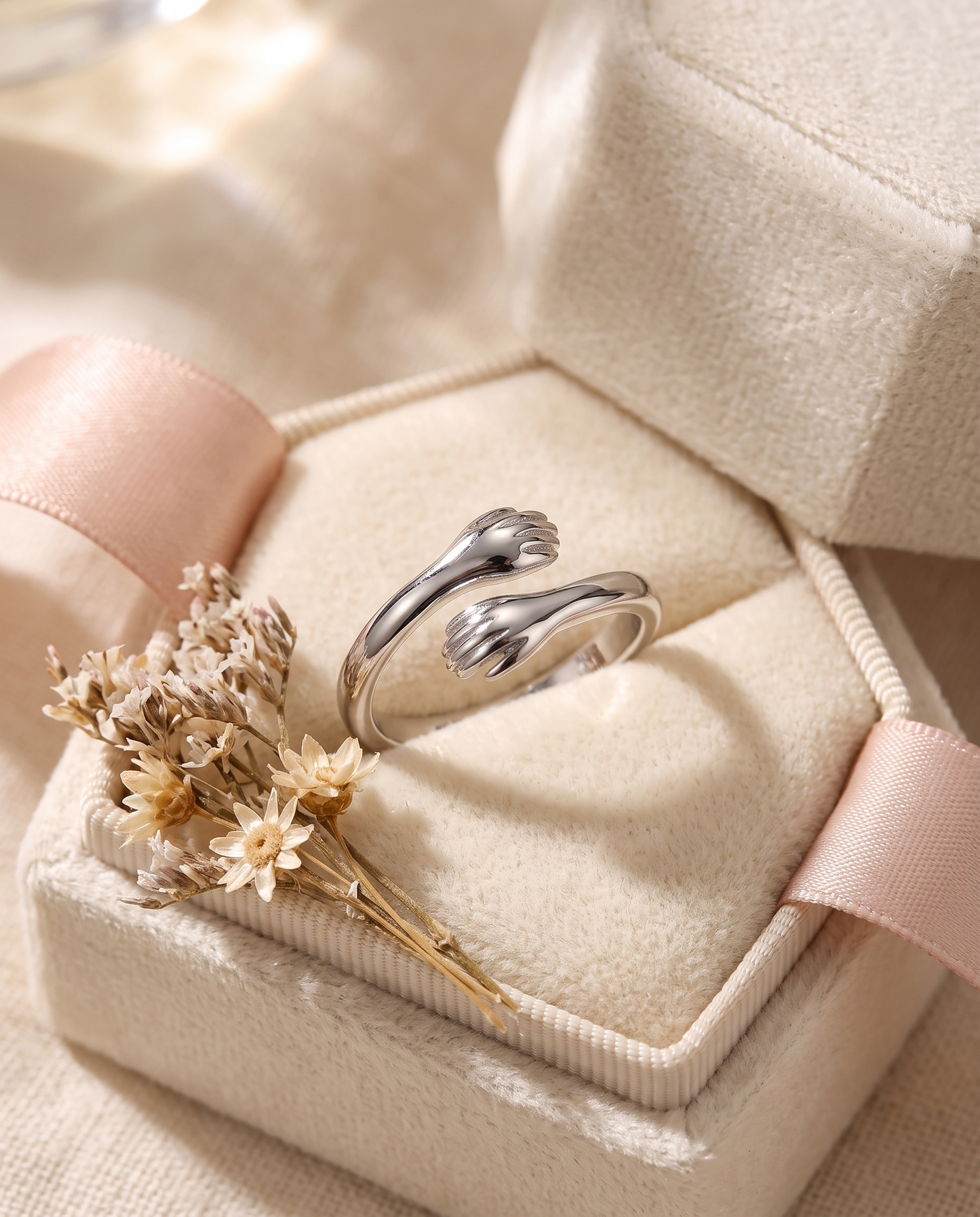 Bague Câlin en argent sur fond crème