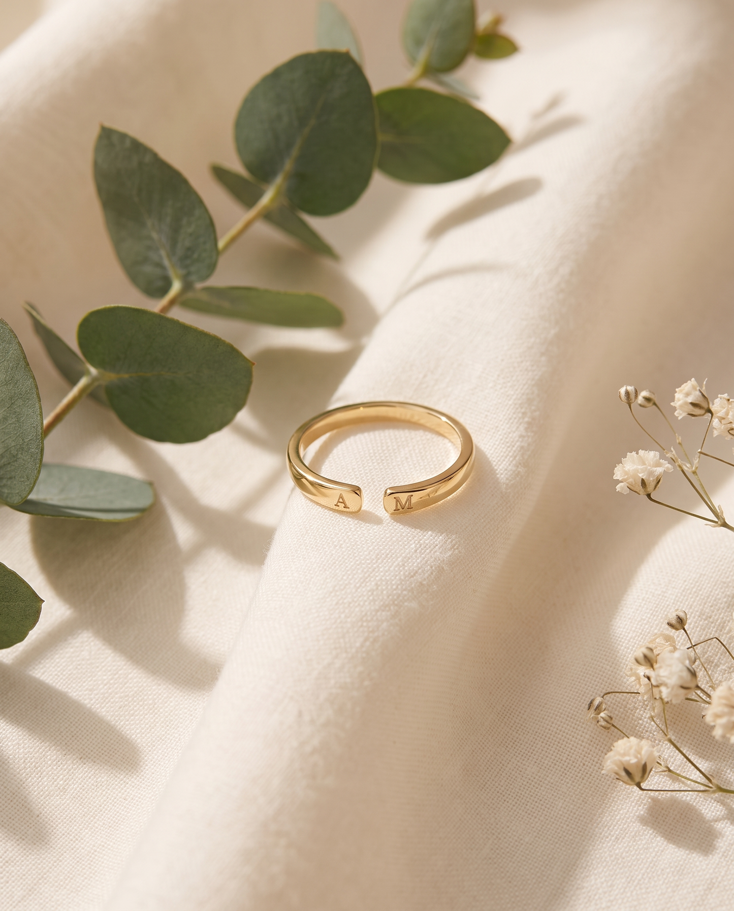 Bague Whisper ajustable plaqué or avec deux initiales gravées, sur lin crème