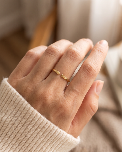 Bague Whisper ajustable portée au doigt avec deux initiales
